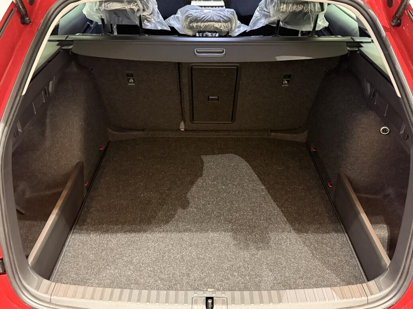 OI11002989_18.webp_Octavia Combi Classic 1.5 TSI 85 kW červená