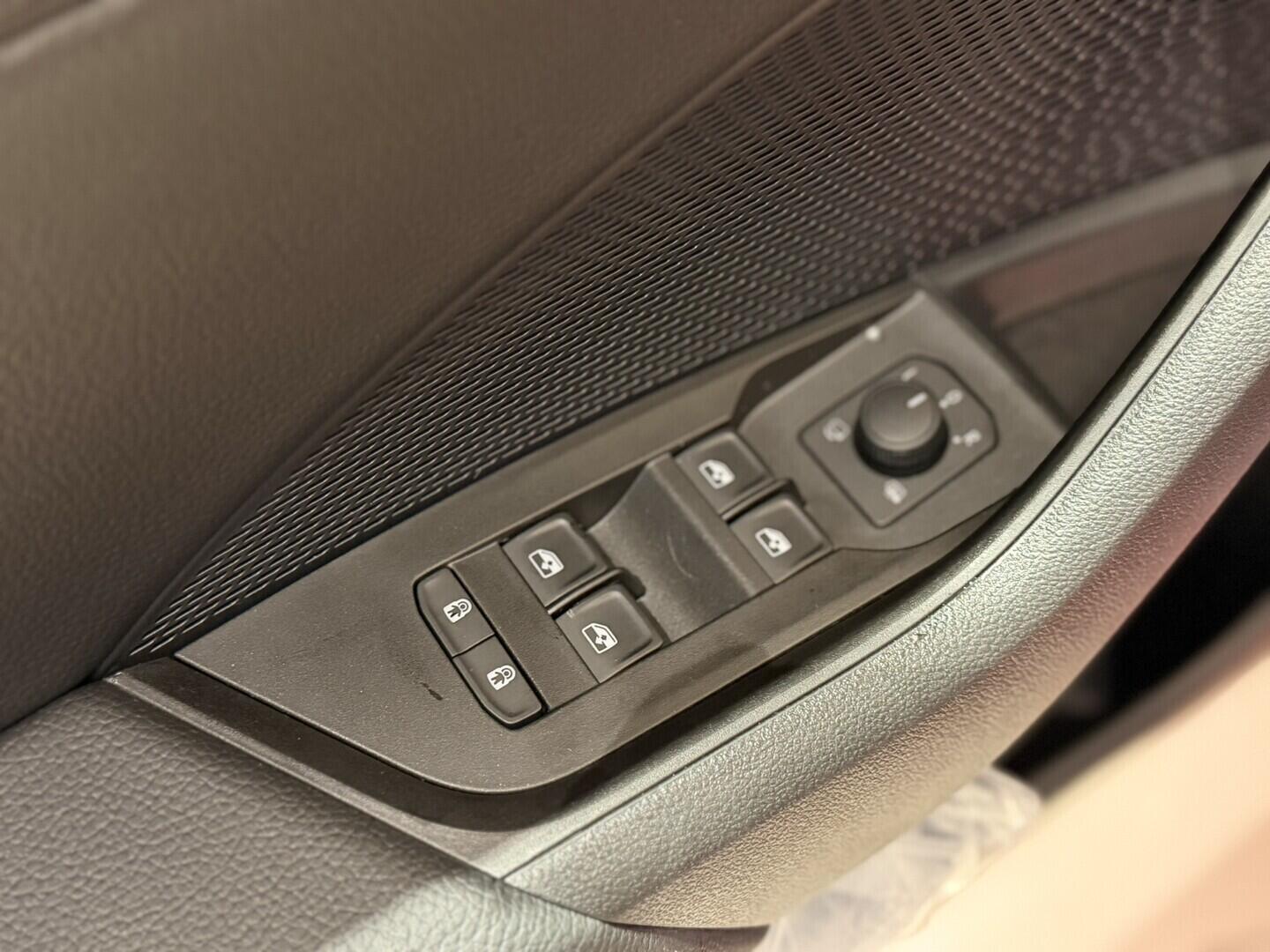 OI11002989_27.webp_Octavia Combi Classic 1.5 TSI 85 kW červená