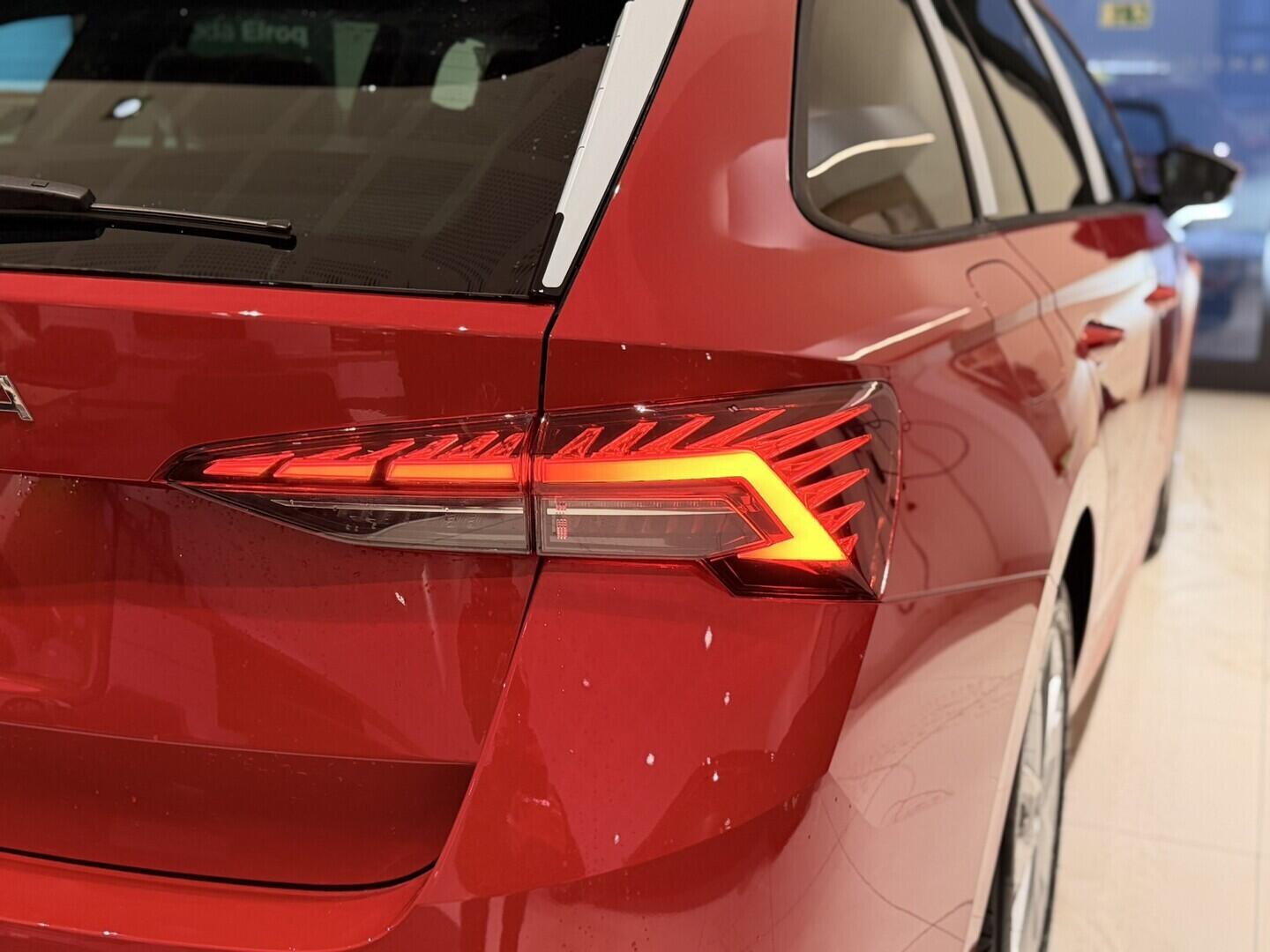 OI11002989_30.webp_Octavia Combi Classic 1.5 TSI 85 kW červená