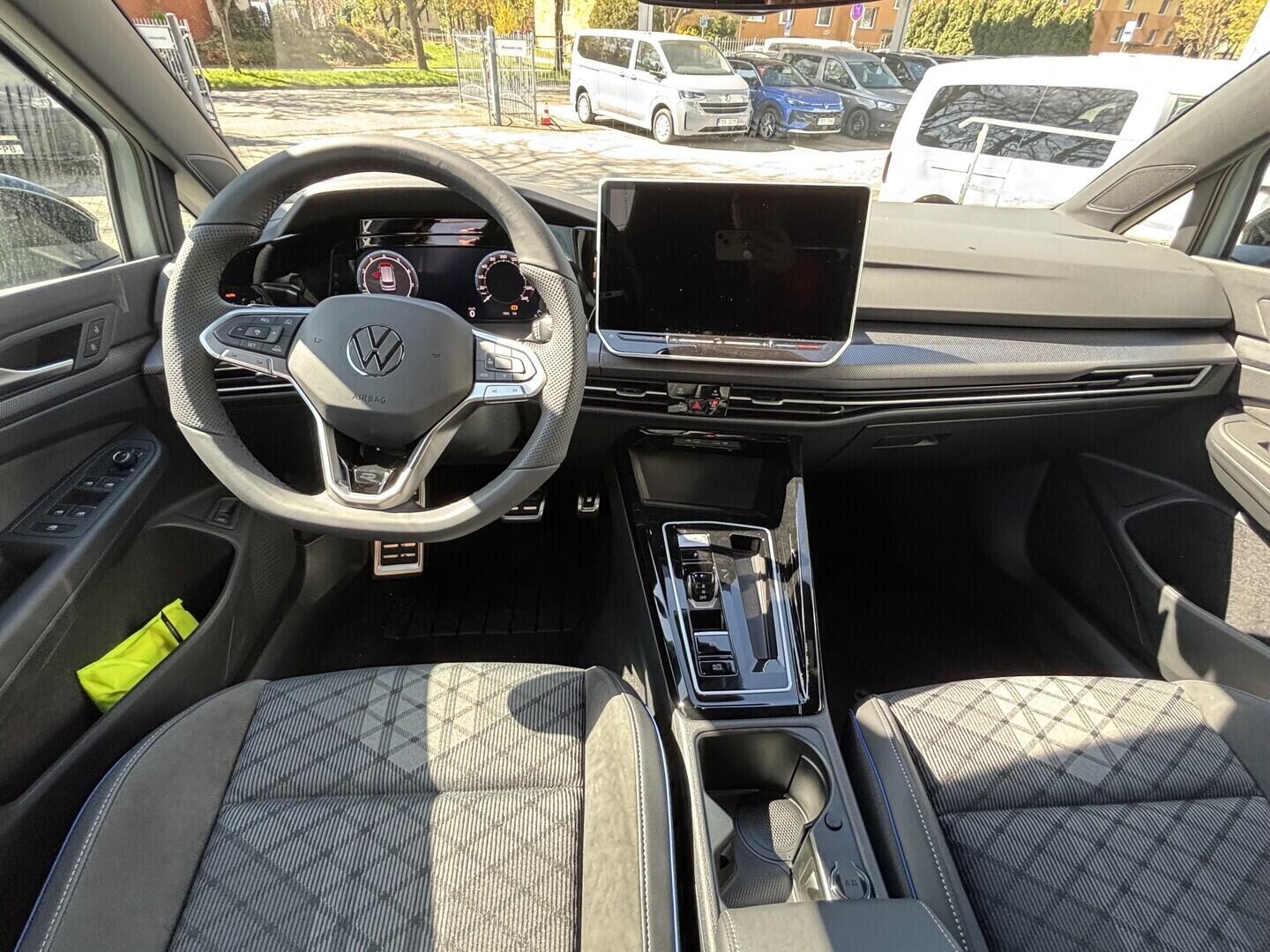 OI23O02646_15.webp_Golf V. R-line People  1,5 eTSI 7DSG mHEV 110 kW