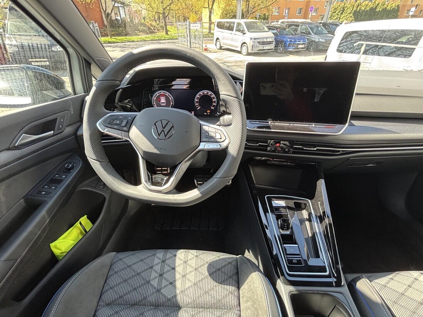 OI23O02646_16.webp_Golf V. R-line People  1,5 eTSI 7DSG mHEV 110 kW