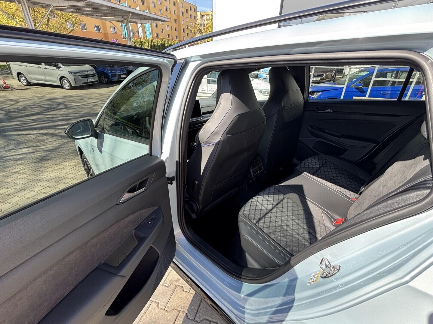 OI23O02646_17.webp_Golf V. R-line People  1,5 eTSI 7DSG mHEV 110 kW