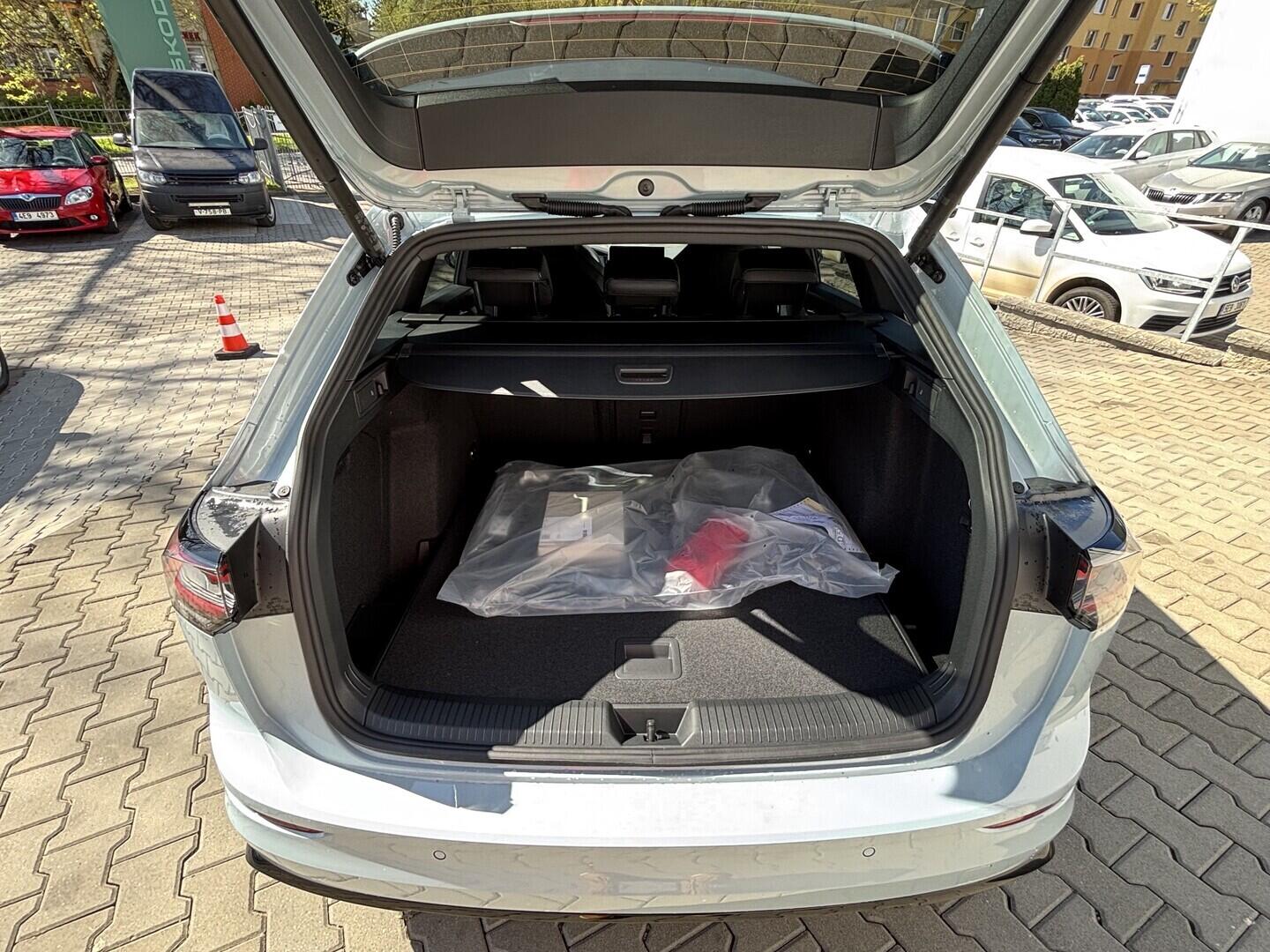 OI23O02646_21.webp_Golf V. R-line People  1,5 eTSI 7DSG mHEV 110 kW