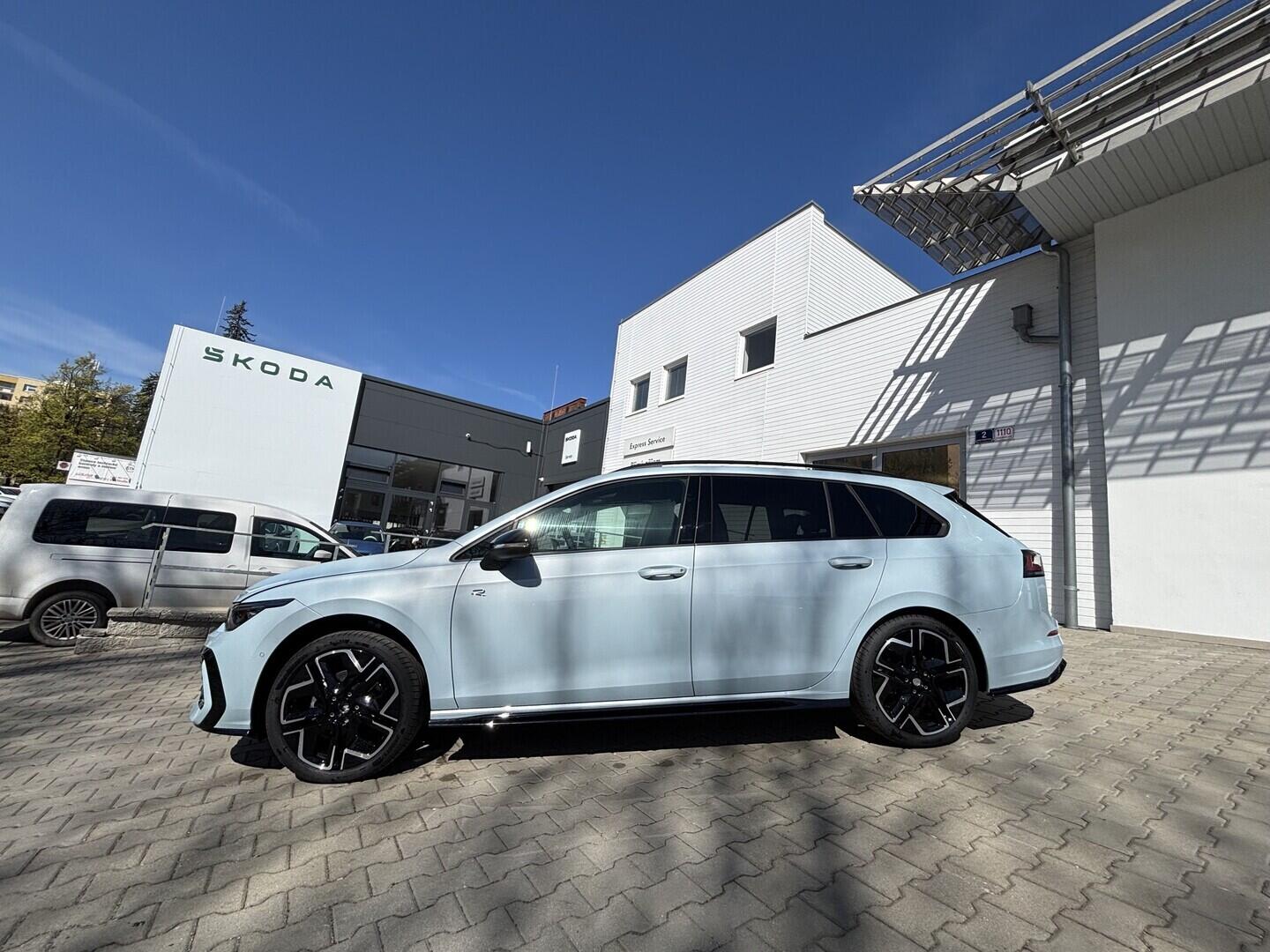 OI23O02646_23.webp_Golf V. R-line People  1,5 eTSI 7DSG mHEV 110 kW