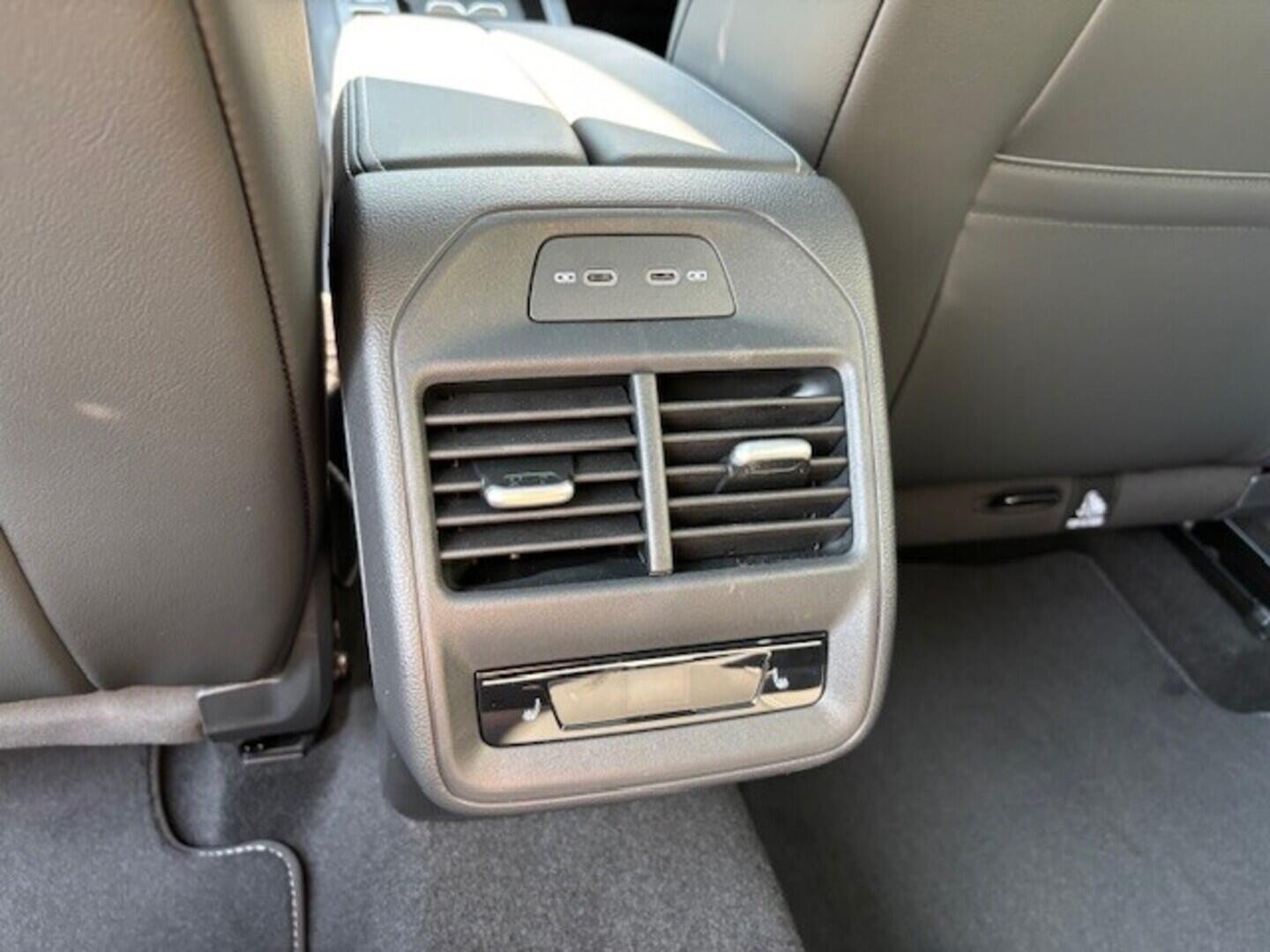 OI23O02664_17.webp_Passat R-Line People  2,0 195 kW Passat R-Line People 2,0 TSI 195 kW 4MOT