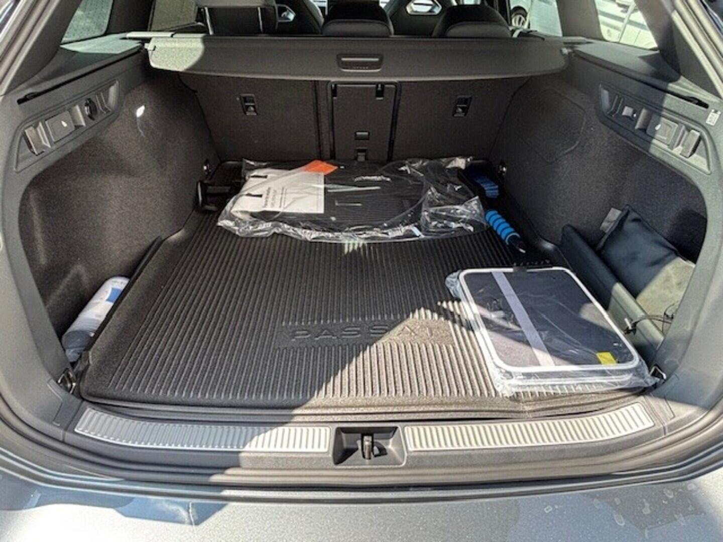 OI23O02664_18.webp_Passat R-Line People  2,0 195 kW Passat R-Line People 2,0 TSI 195 kW 4MOT