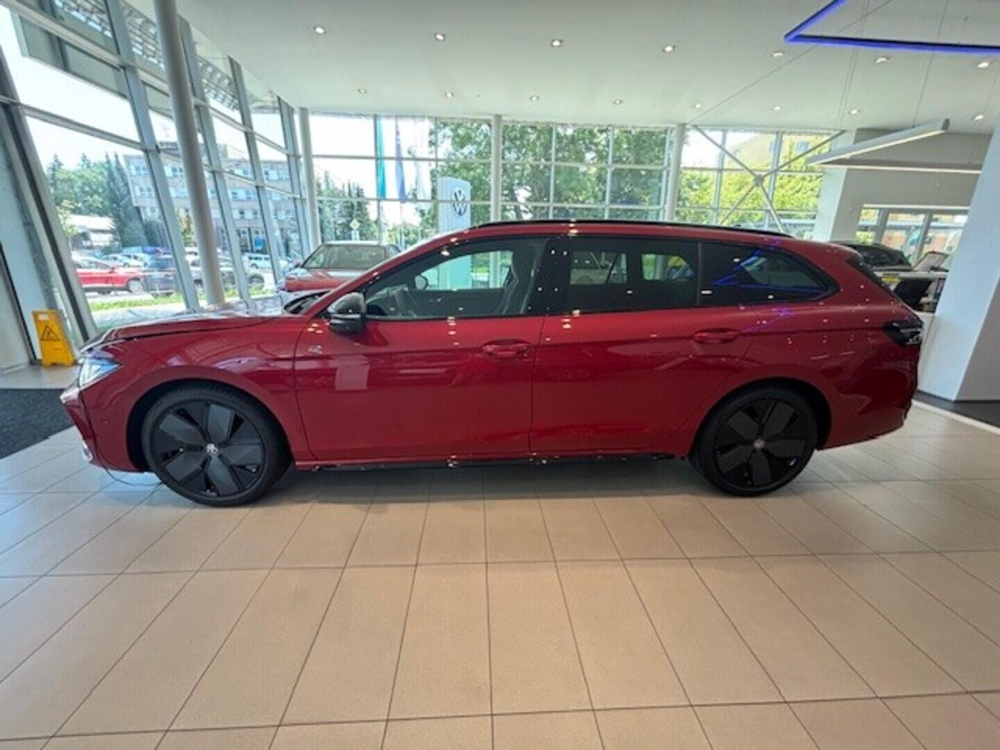 OI23O02677_19.webp_Passat R-Line People 2,0 TSI 150 kW  150 kW Passat R-Line People 2,0 TSI 150 kW