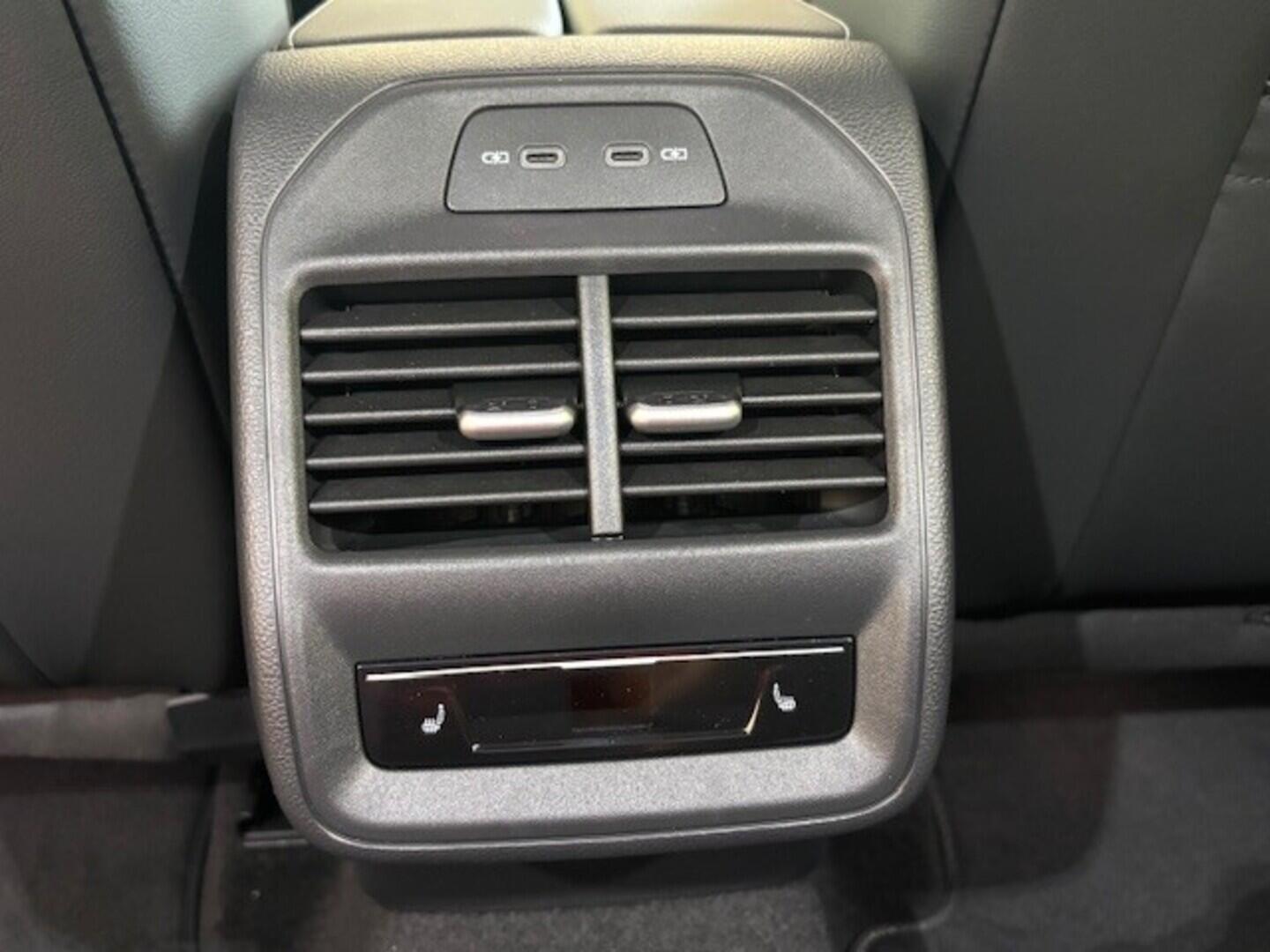 OI23O02677_22.webp_Passat R-Line People 2,0 TSI 150 kW  150 kW Passat R-Line People 2,0 TSI 150 kW