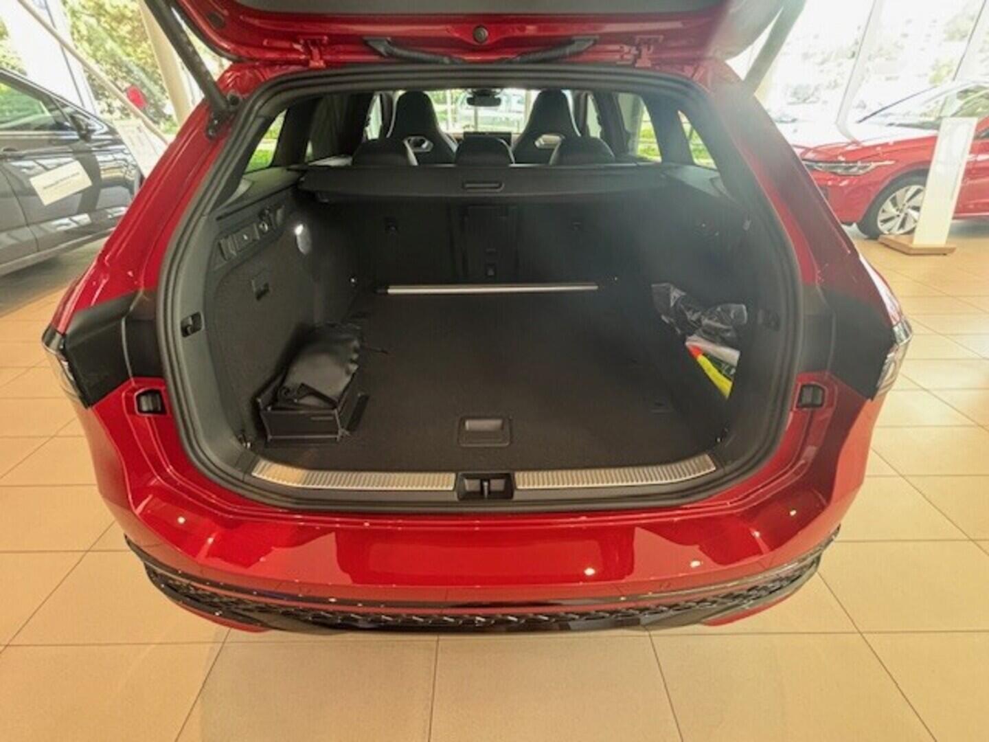 OI23O02677_24.webp_Passat R-Line People 2,0 TSI 150 kW  150 kW Passat R-Line People 2,0 TSI 150 kW