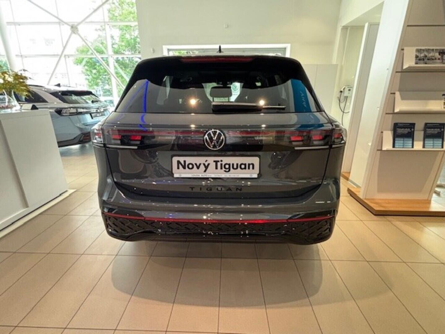 OI23O02760_21.webp_Tiguan R-Line People  1,5 eTSI 110 kW Tiguan R-Line People 1,5 eTSI 110 kW  7 Automatická
