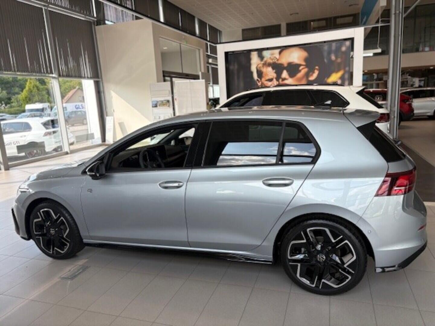 OI23O02787_13.webp_Golf R-Line People 1,5 TSI 6G 110 kW