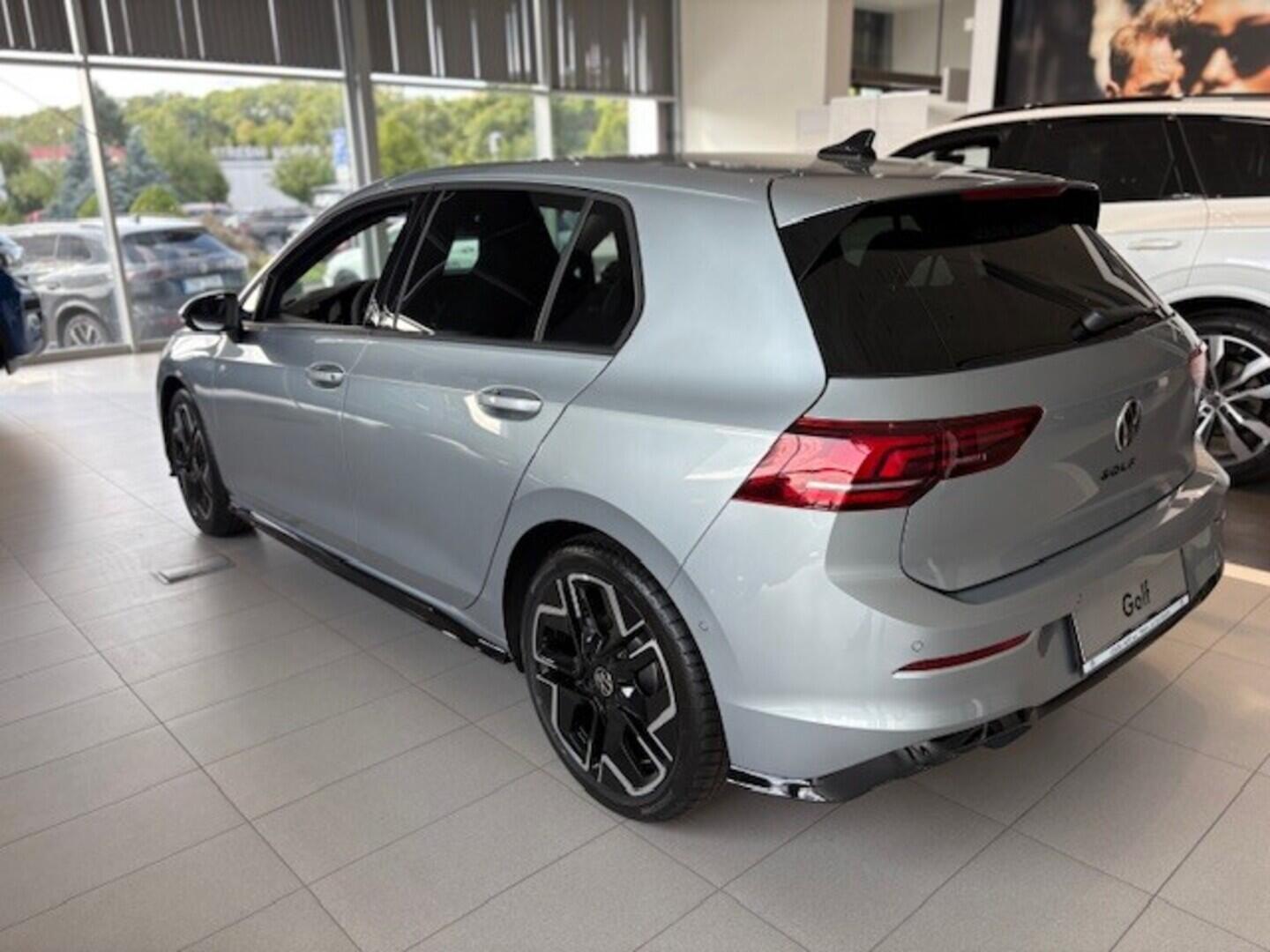 OI23O02787_14.webp_Golf R-Line People 1,5 TSI 6G 110 kW