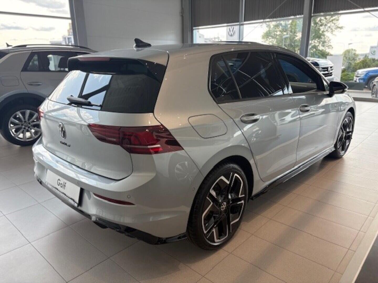 OI23O02787_16.webp_Golf R-Line People 1,5 TSI 6G 110 kW