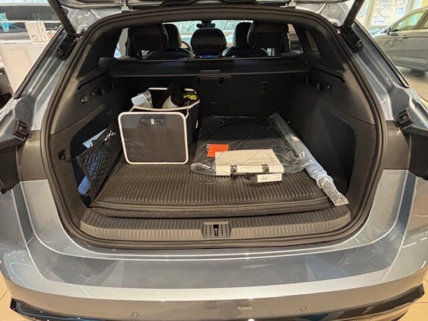 OI23O02788_17.webp_ID.7 Tourer Pro S People 210 kW, 86 kWh   kW