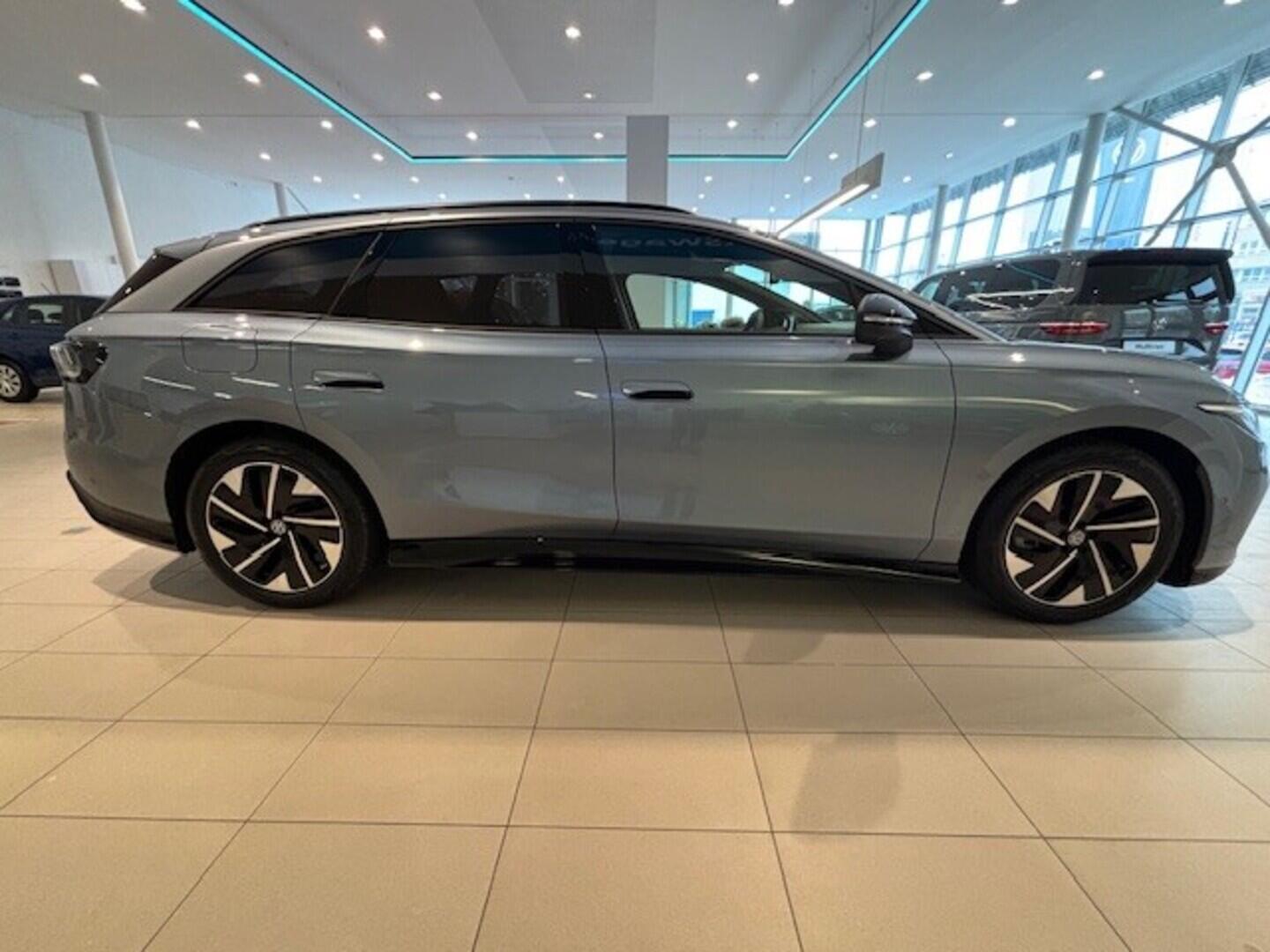 OI23O02788_19.webp_ID.7 Tourer Pro S People 210 kW, 86 kWh   kW