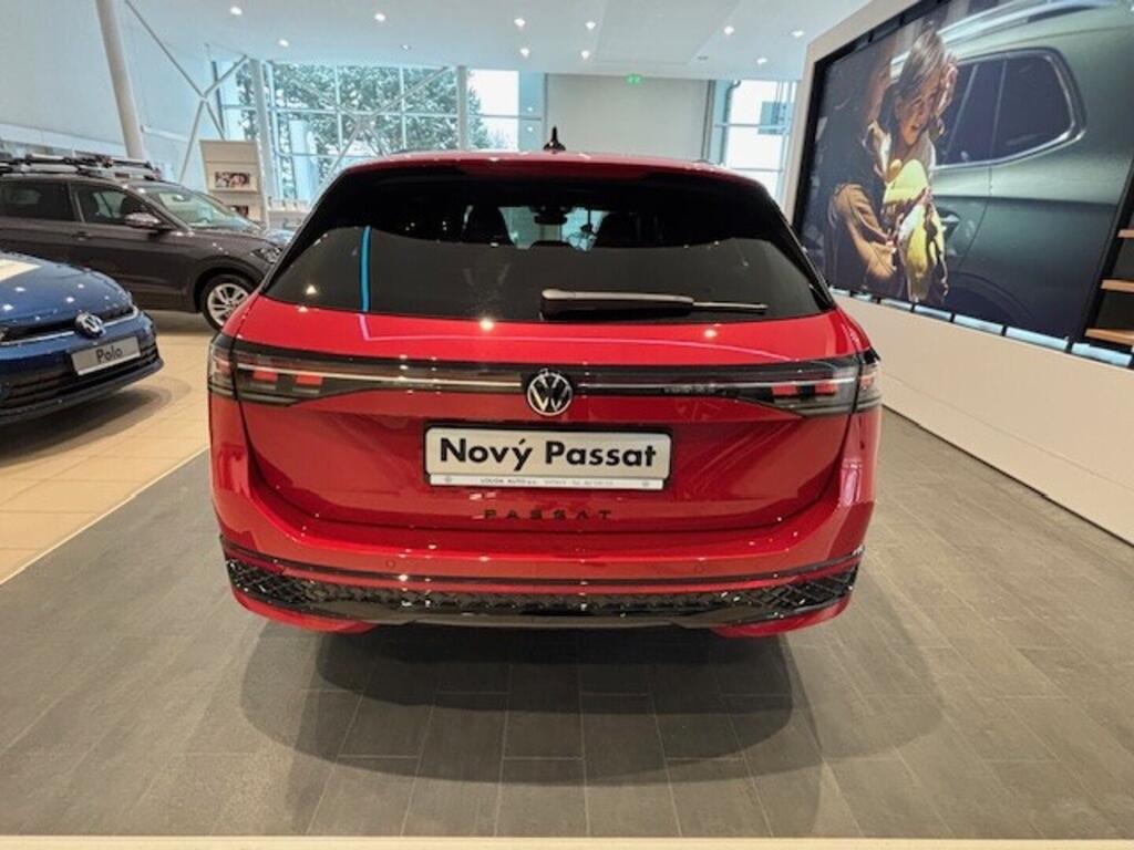 OI23O02789_20.webp_Passat R-Line People 2,0 TSI 150 kW   kW