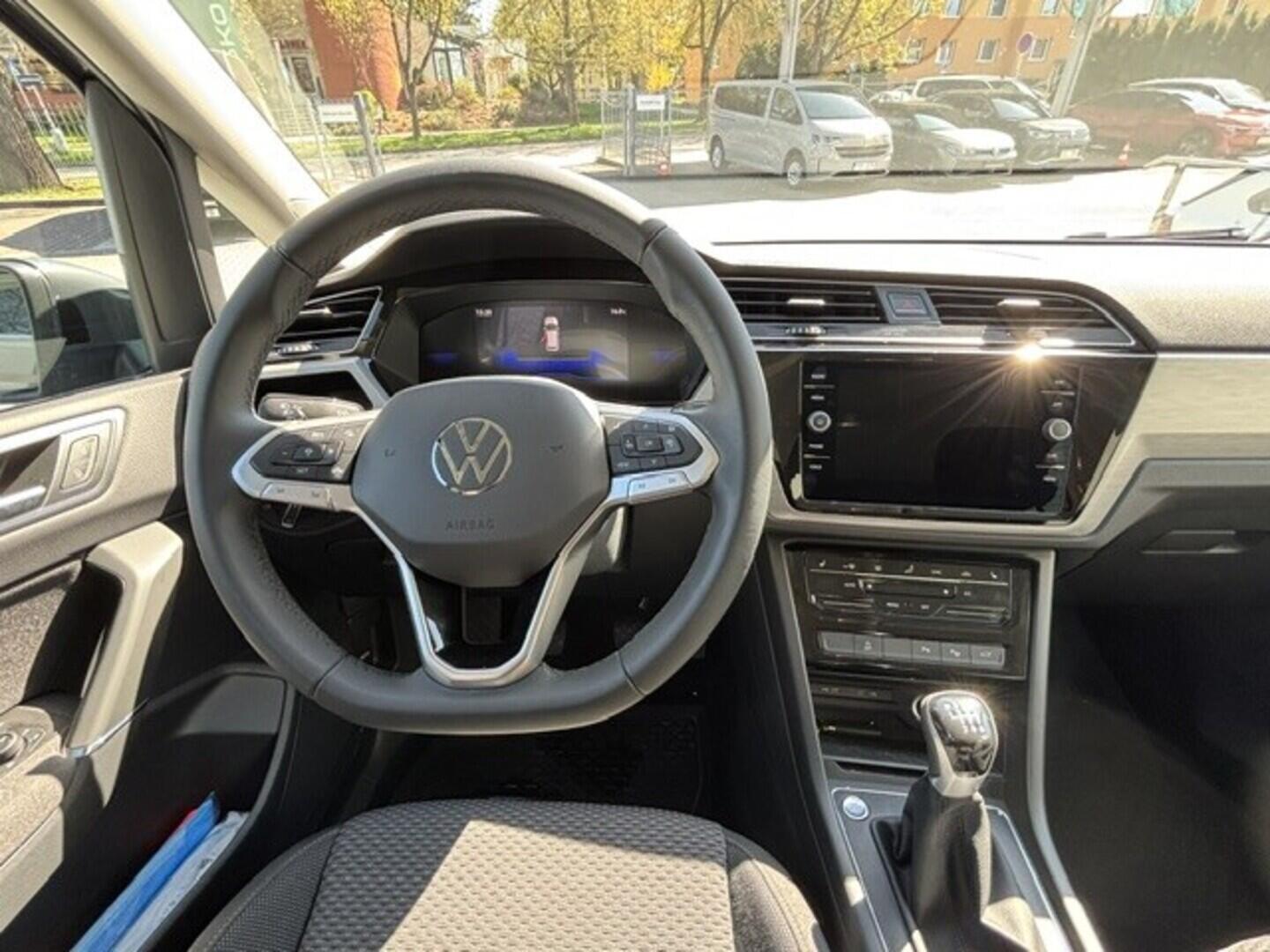 OI23O02795_16.webp_Touran People 1,5 TSI 110 kW EVO2 6G 1,5 110 kW