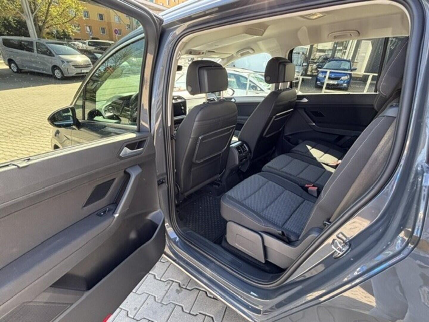 OI23O02795_17.webp_Touran People 1,5 TSI 110 kW EVO2 6G 1,5 110 kW