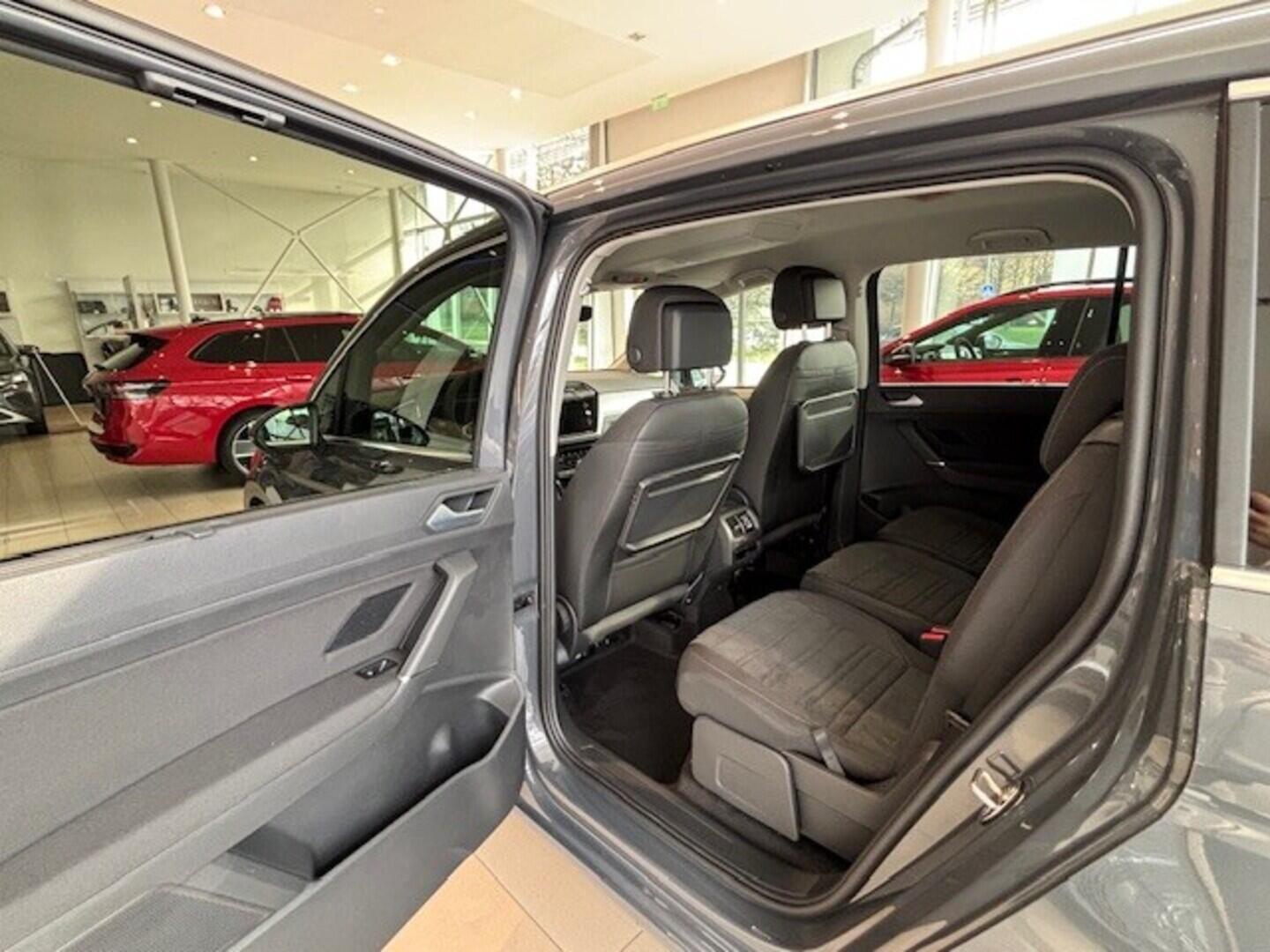 OI23O02796_16.webp_Touran People 1,5 TSI EVO2 7DSG 110 kW