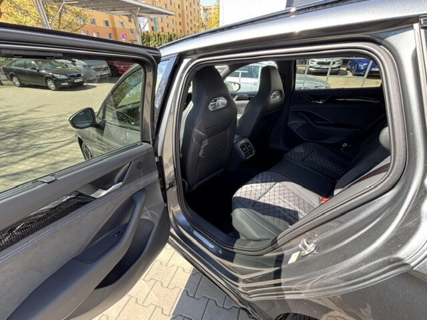 OI23O02799_17.webp_Passat R-Line People 2,0 TDI 142 kW 4MOT  142 kW