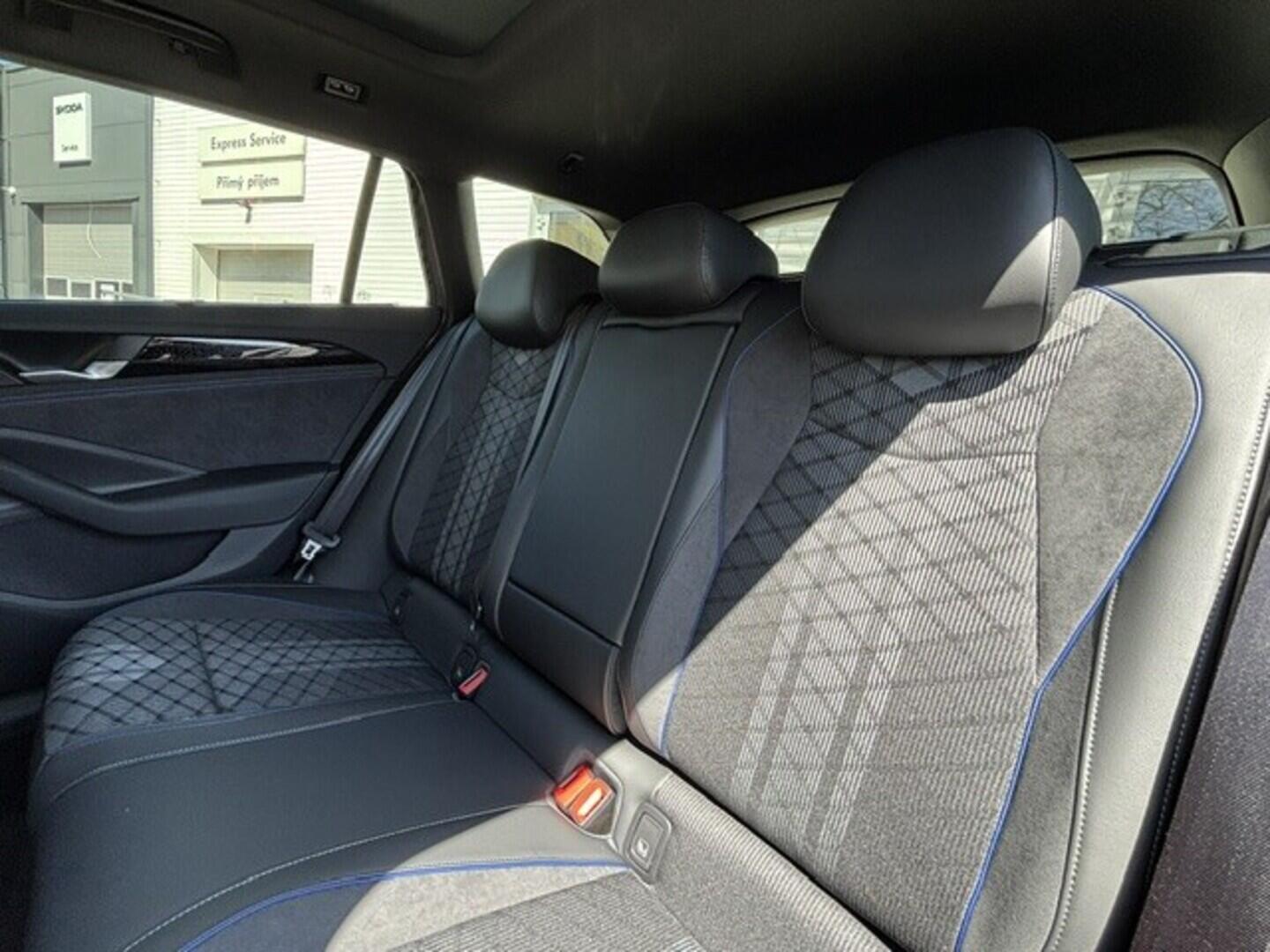 OI23O02799_19.webp_Passat R-Line People 2,0 TDI 142 kW 4MOT  142 kW