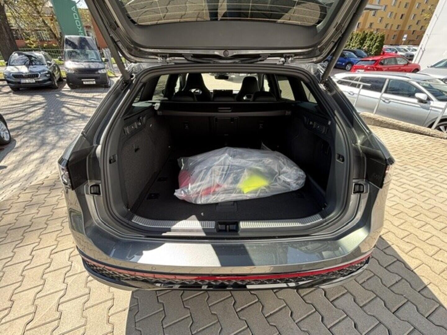 OI23O02799_21.webp_Passat R-Line People 2,0 TDI 142 kW 4MOT  142 kW