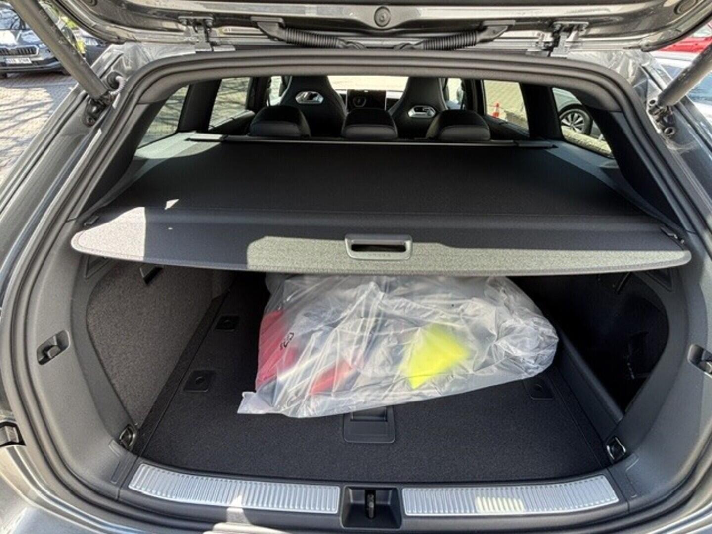 OI23O02799_22.webp_Passat R-Line People 2,0 TDI 142 kW 4MOT  142 kW