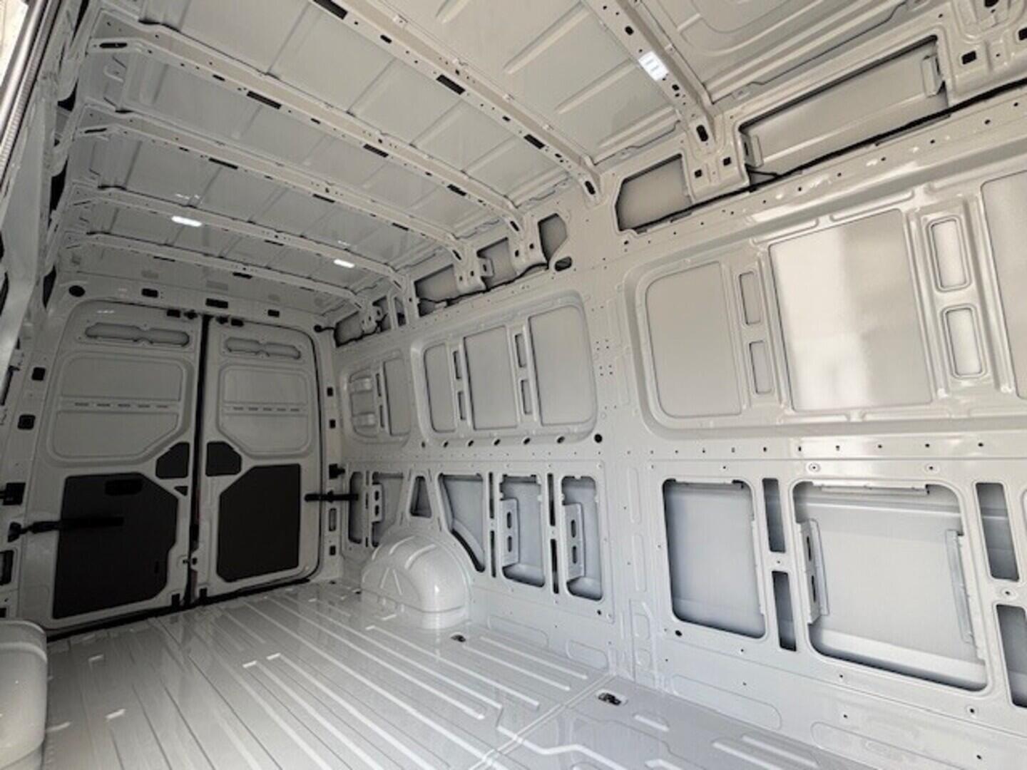 OI23U00918_17.webp_Crafter skříň 35 103kW 8AU FWD DR 2,0 103 kW