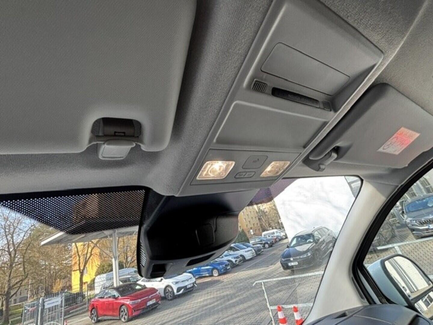 OI23U01027_17.webp_Transporter skříň KR 2,0 TDI 110 kW