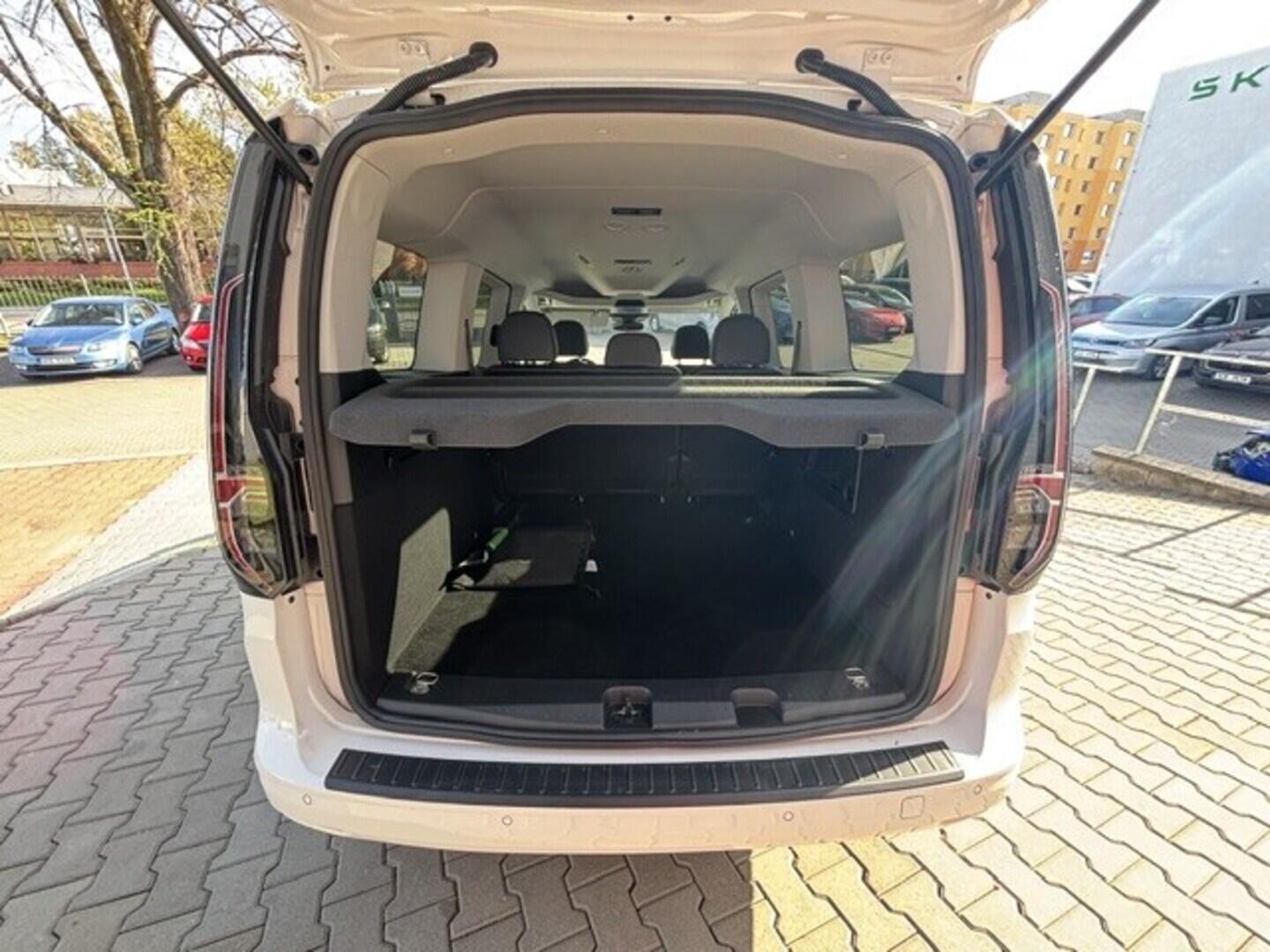 OI23U01056_21.webp_Akční Caddy Maxi Style 1,5 TSI PHEV Plug-in hybrid 84 kW 6 DSG