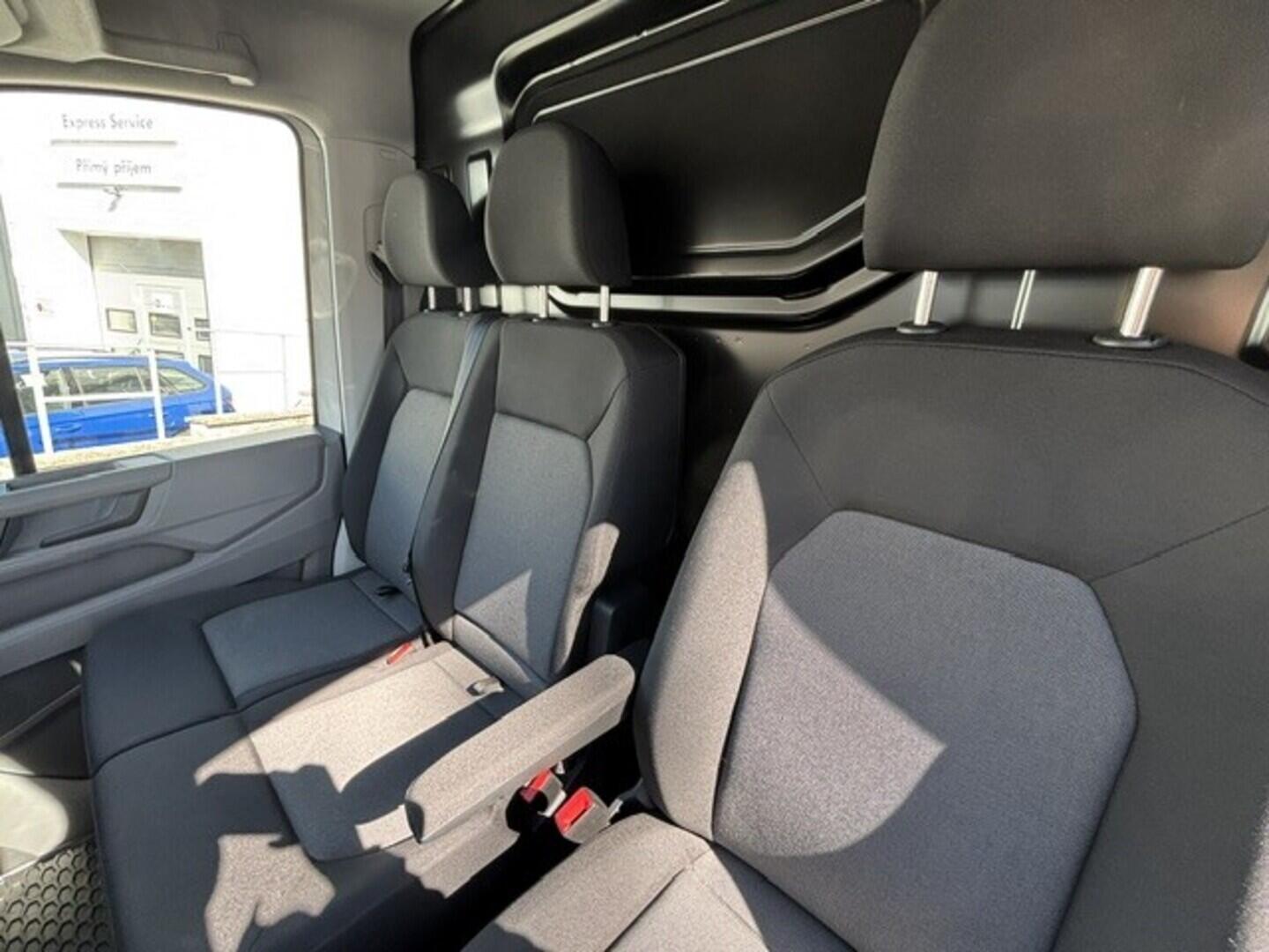 OI23U01084_15.webp_Crafter skříň 35 2,0 8AU FWD SR 130 kW