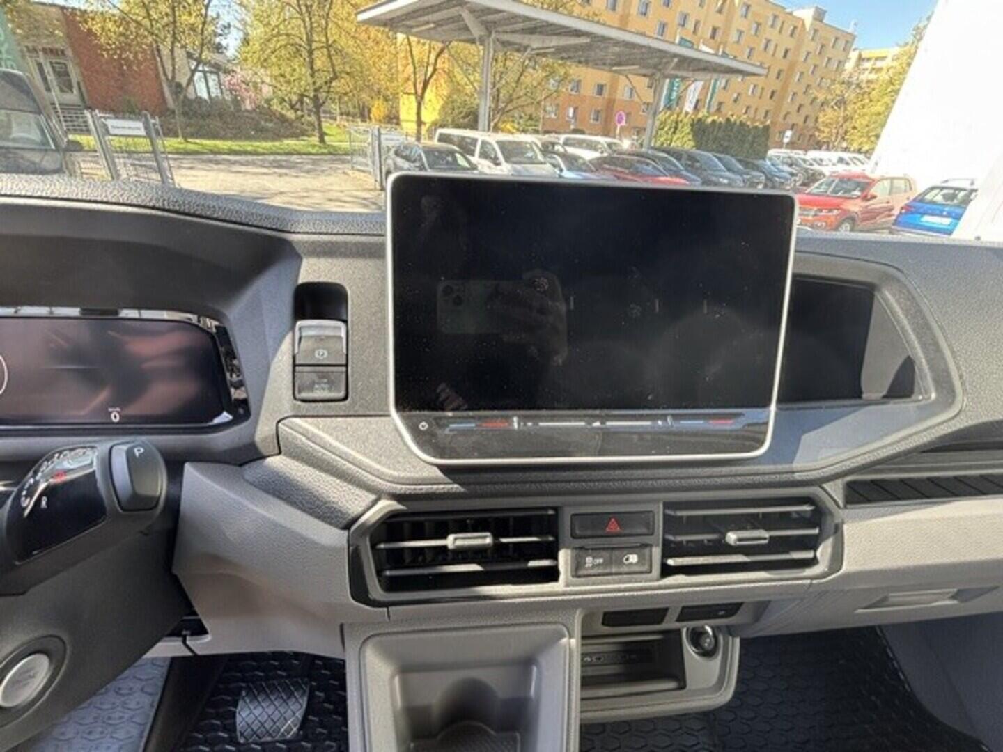 OI23U01084_17.webp_Crafter skříň 35 2,0 8AU FWD SR 130 kW