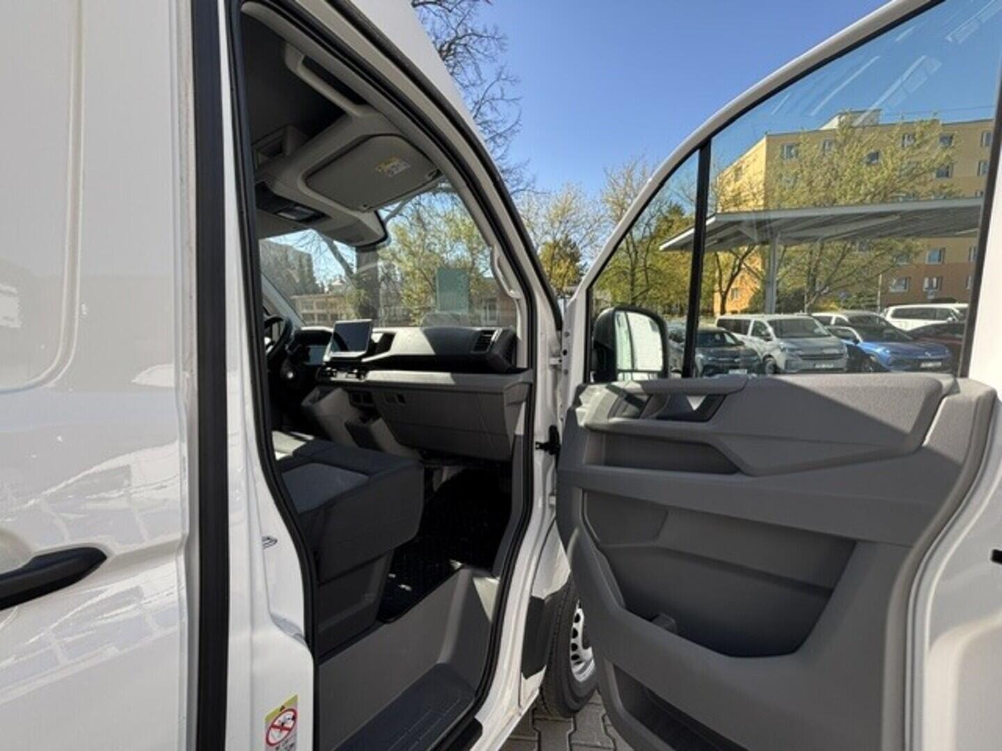 OI23U01084_19.webp_Crafter skříň 35 2,0 8AU FWD SR 130 kW