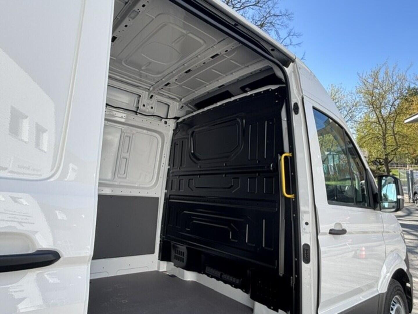 OI23U01084_20.webp_Crafter skříň 35 2,0 8AU FWD SR 130 kW