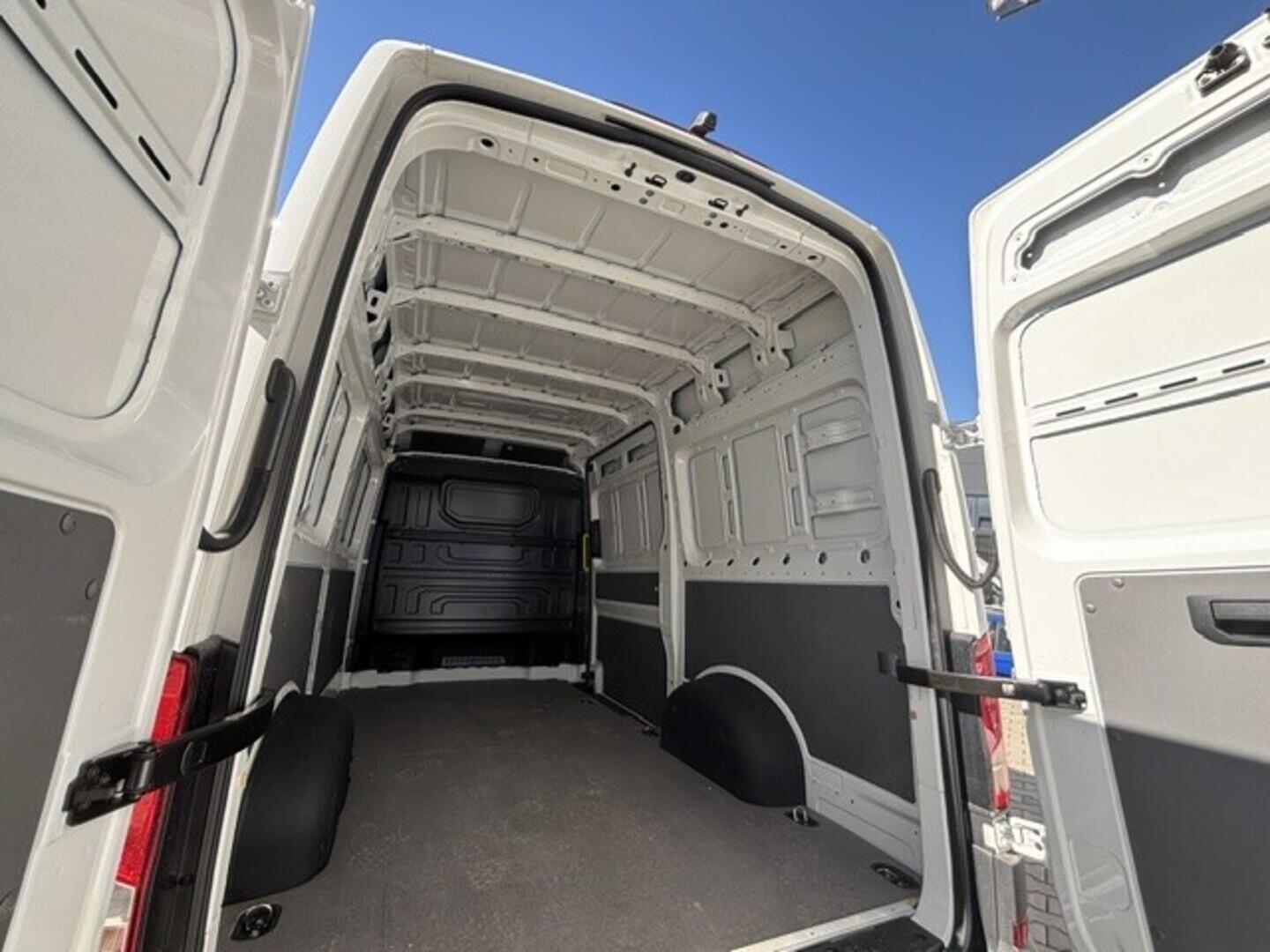 OI23U01084_21.webp_Crafter skříň 35 2,0 8AU FWD SR 130 kW