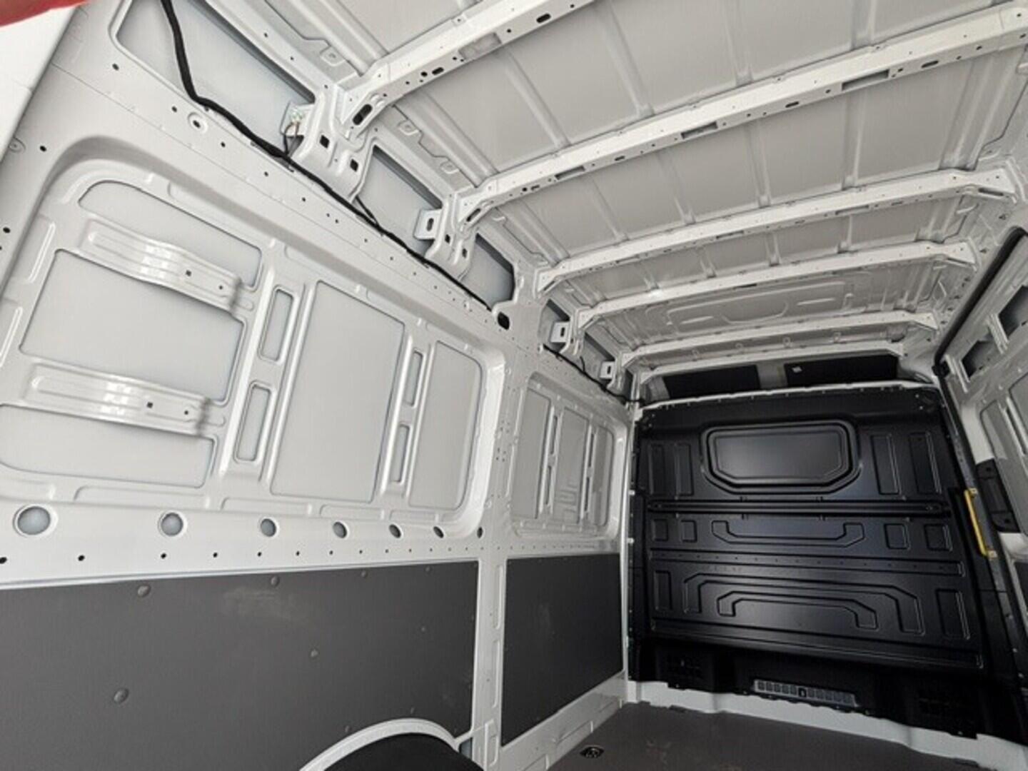 OI23U01084_22.webp_Crafter skříň 35 2,0 8AU FWD SR 130 kW