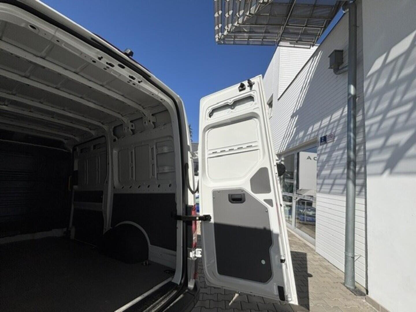 OI23U01084_24.webp_Crafter skříň 35 2,0 8AU FWD SR 130 kW