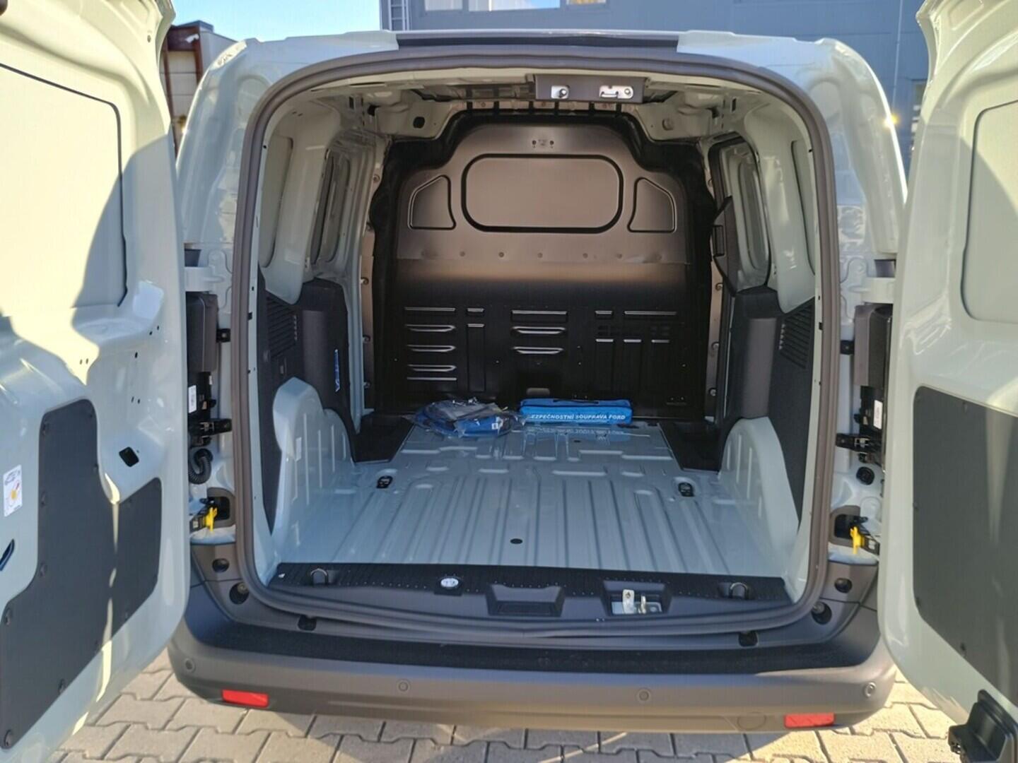 OJ51000011_18.webp_Transit Courier V769 Van 43 kWh,0 Elektromotor 100 kW