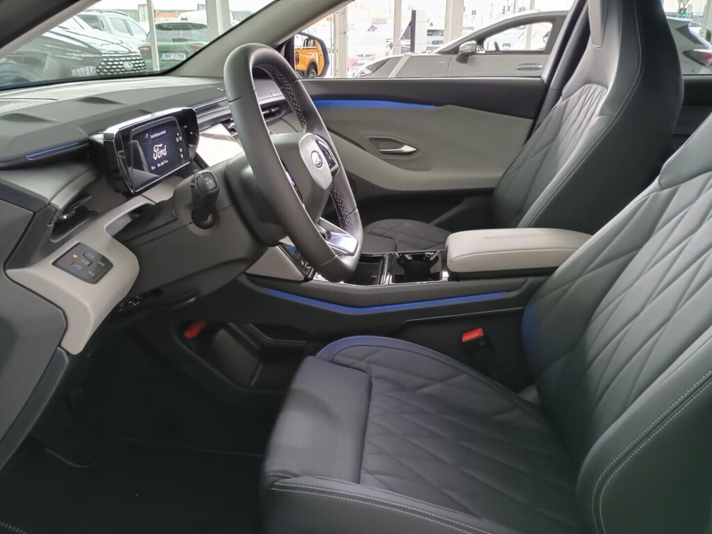 OJ51000019_18.webp_Elektrický Explorer AWD 79 kWh,0 PRODLOUŽENÝ DOJEZD 250 kW