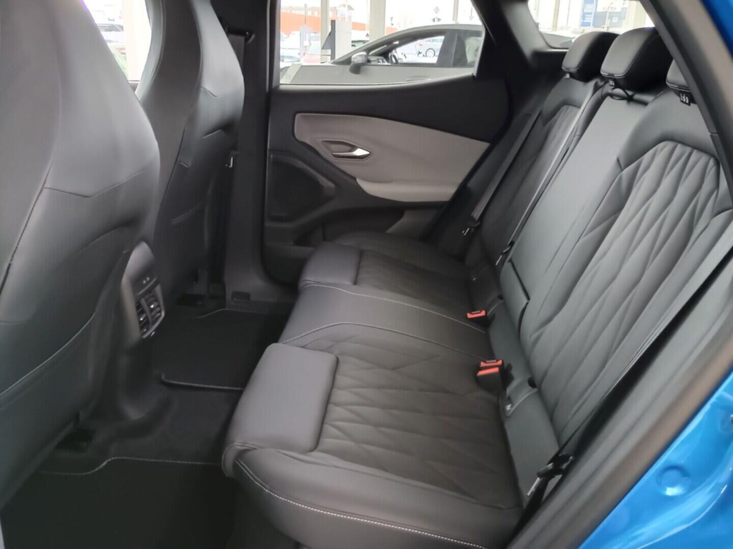 OJ51000019_20.webp_Elektrický Explorer AWD 79 kWh,0 PRODLOUŽENÝ DOJEZD 250 kW