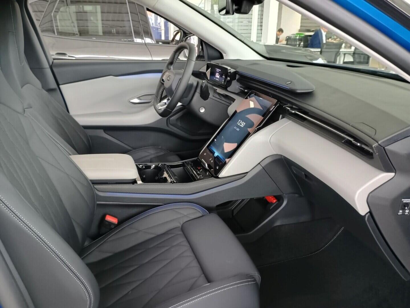 OJ51000019_23.webp_Elektrický Explorer AWD 79 kWh,0 PRODLOUŽENÝ DOJEZD 250 kW