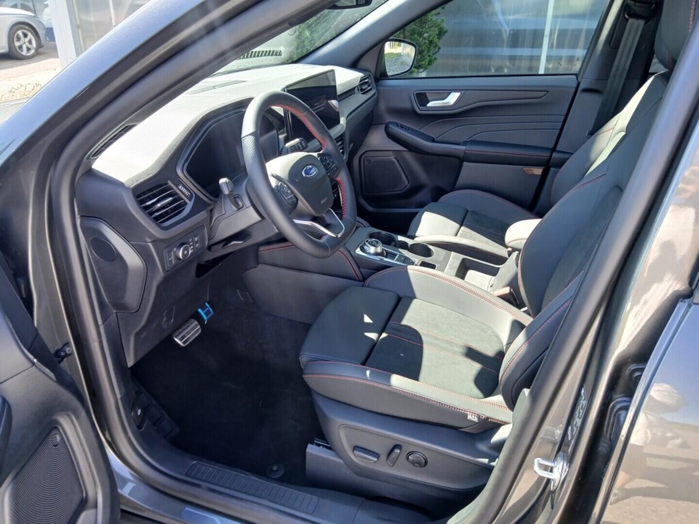 OM51000024_15.webp_Kuga ST-LINE X 2,5 Duratec Hybrid (HEV) 132 kW  OL za 4849,- bez DPH