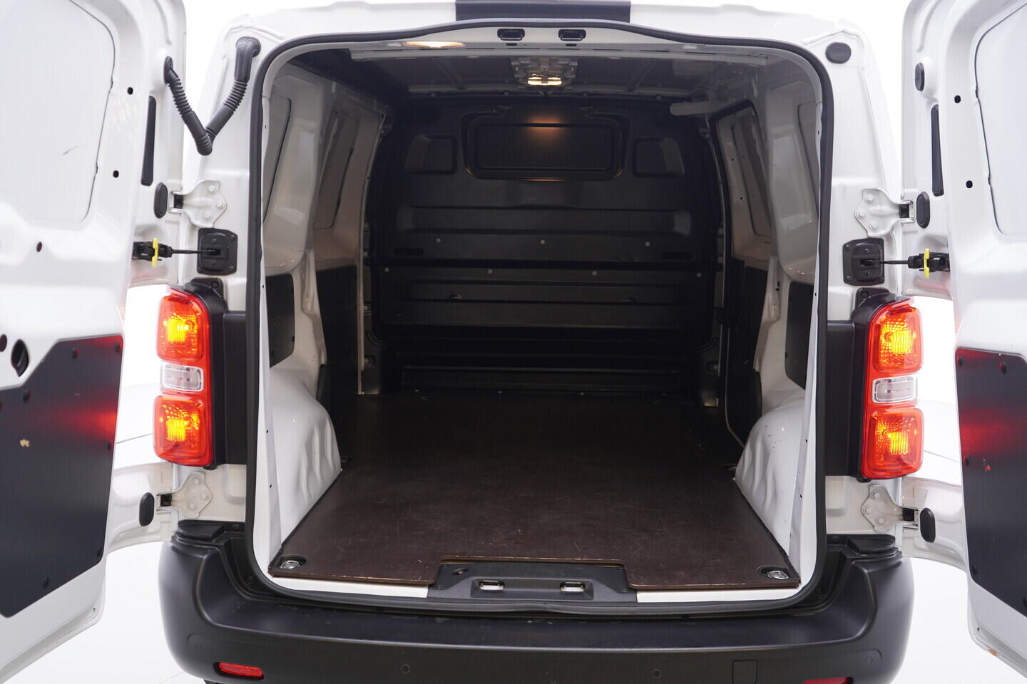 OV190V11238_34.webp_EXPERT  2.0 BlueHDI 145 106 kW manuál, DPH