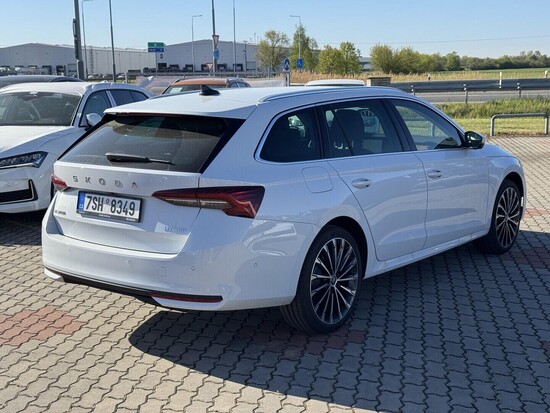 ŠKODA Octavia Combi Exclusive Selection 1,5 TSI m-HEV 110 kW 7-stup. automat._2