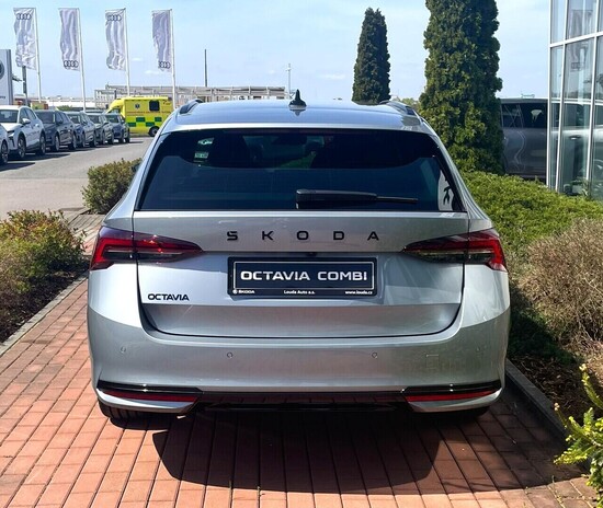 ŠKODA Octavia Combi Sportline 2,0 TDI 110 kW 7-stup. automat._4