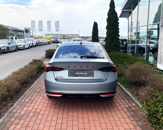 ŠKODA Octavia Sportline 2,0 TDI 110 kW 7-stup. automat._4