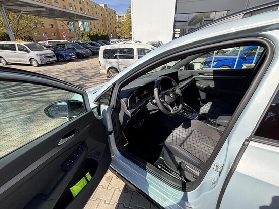 VOLKSWAGEN Golf V. R-line People 1,5 eTSI 7DSG mHEV 110 kW_5