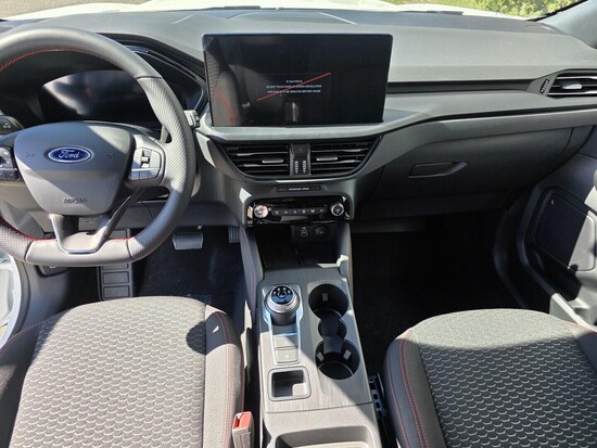 FORD Kuga ST-LINE 1,5 EcoBoost 137 kW_3