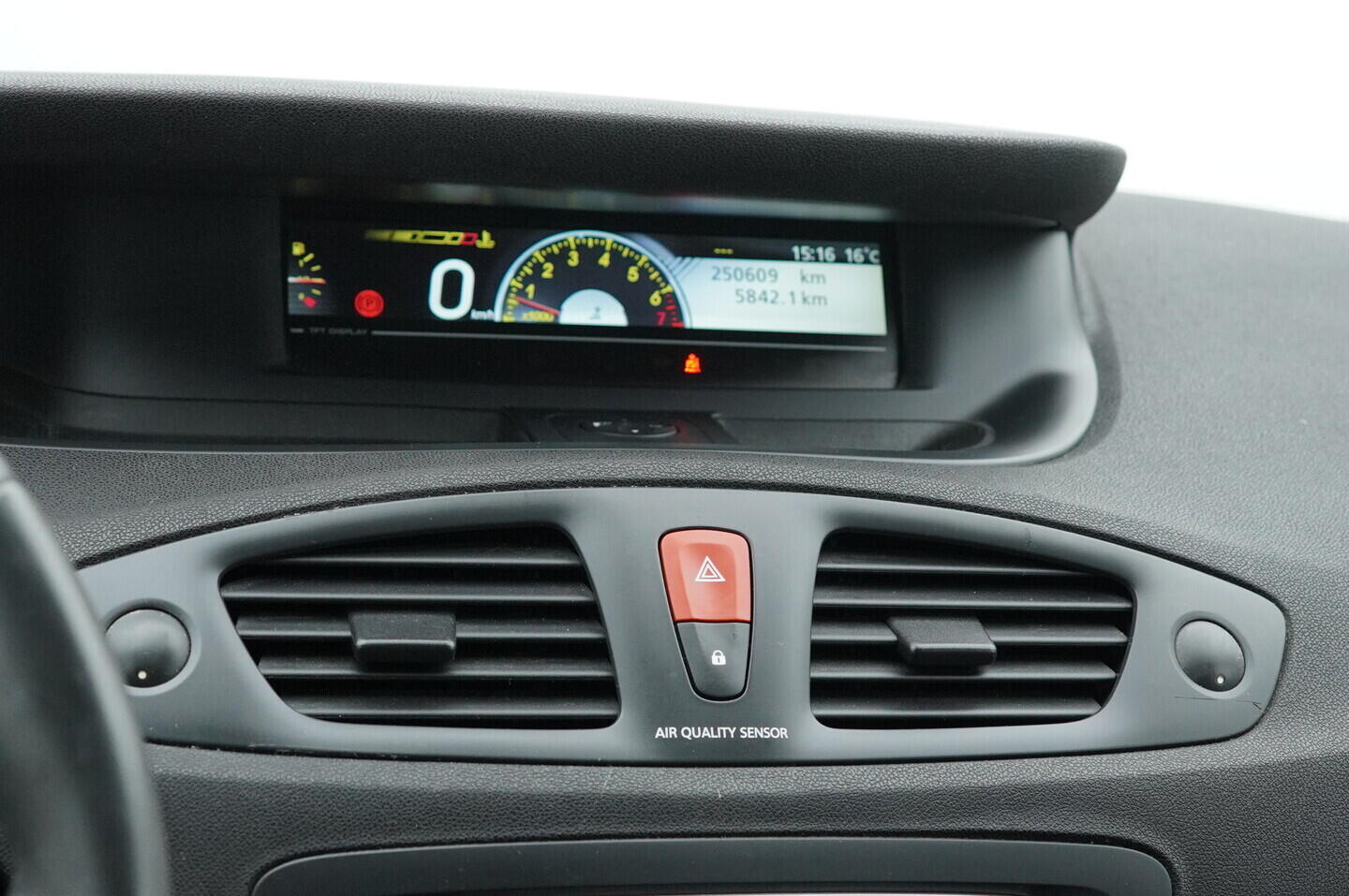 O119V06385_27.webp_GRAND SCÉNIC  1.6  81 kW manuál