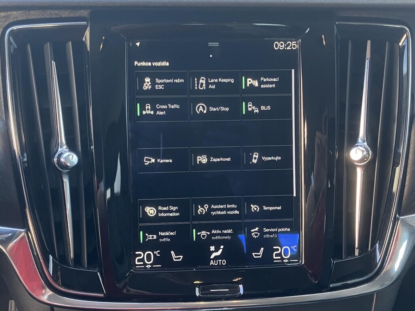O119V06693_28.webp_V90 Cross Country 2.0  173 kW automat, DPH